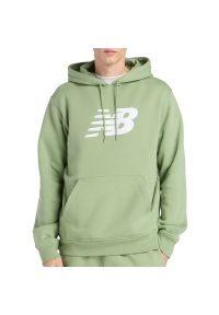 Bluza męska New Balance MT43904AAR - zielona. Kolor: zielony. Materiał: bawełna, dresówka, poliester. Wzór: aplikacja. Styl: klasyczny #1