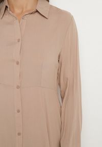 Born2be - Ciemnobeżowa Sukienka Controllable. Okazja: na co dzień. Kolor: beżowy. Długość rękawa: długi rękaw. Typ sukienki: rozkloszowane, szmizjerki. Styl: klasyczny, casual. Długość: maxi #4