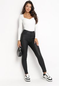 Born2be - Czarne Modelujące Spodnie Skinny z Kieszeniami Envoi. Kolor: czarny