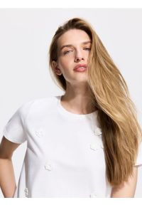 Reserved - T-shirt z aplikacją - złamana biel. Materiał: bawełna. Wzór: aplikacja