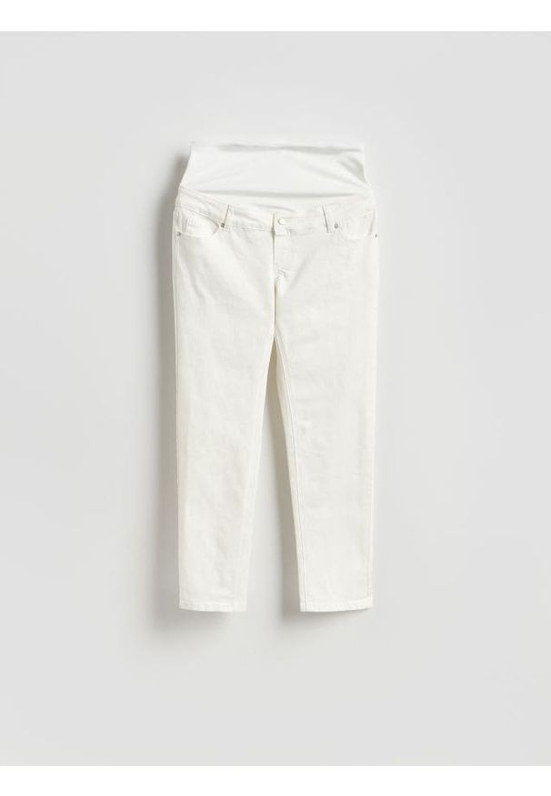 Reserved - Jeansy mom fit - biały. Kolor: biały