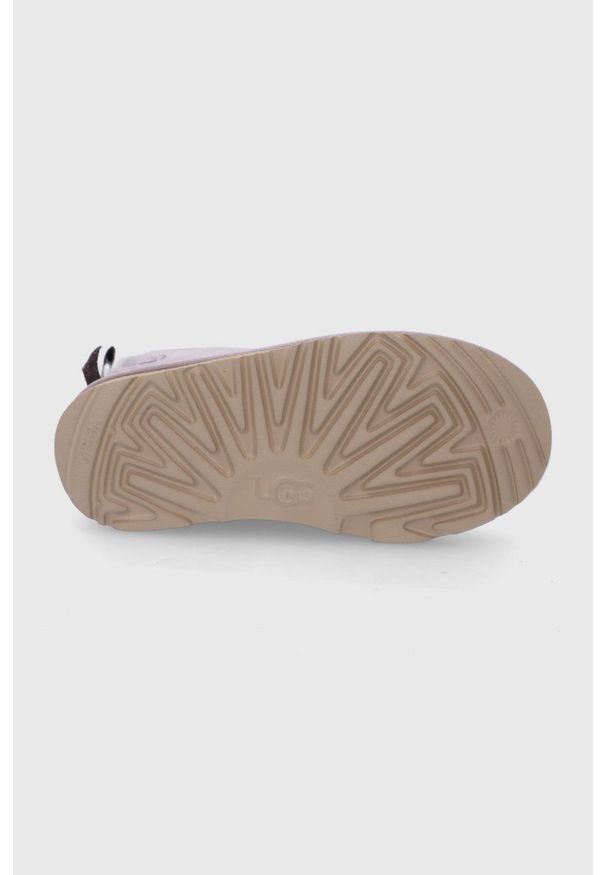 Ugg - UGG Śniegowce zamszowe dziecięce Mini Bailey Glitz. Nosek buta: okrągły. Kolor: fioletowy. Materiał: zamsz. Szerokość cholewki: normalna