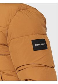 Calvin Klein Kurtka puchowa Crinkle K10K110336 Brązowy Regular Fit. Kolor: brązowy. Materiał: syntetyk #7