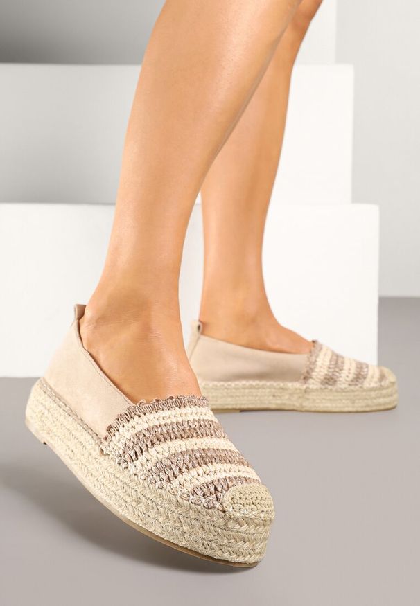 Renee - Ciemnobeżowe Espadryle na Platformie Ozdobione Plecionką w Stylu Boho Lelisse. Okazja: na co dzień. Kolor: beżowy. Wzór: aplikacja. Sezon: lato. Obcas: na platformie. Styl: boho