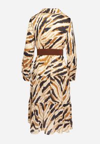 Born2be - Beżowa Rozkloszowana Sukienka Kopertowa w Abstrakcyjny Wzór z Paskiem i Gumką w Talii Zinnaea. Okazja: na spacer, na co dzień. Typ kołnierza: dekolt kopertowy. Kolor: beżowy. Długość rękawa: długi rękaw. Typ sukienki: kopertowe. Styl: casual, elegancki #6