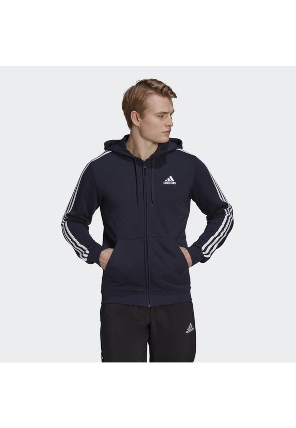 Adidas - Bluza dresowa męska adidas ESSENTIAL 3 STRIPES. Typ kołnierza: kaptur. Kolor: niebieski, wielokolorowy, biały. Materiał: dresówka. Wzór: paski. Sport: fitness
