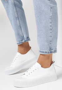 Born2be - Białe Trampki Sesi. Nosek buta: okrągły. Kolor: biały. Materiał: guma, jeans, materiał. Szerokość cholewki: normalna. Wzór: aplikacja