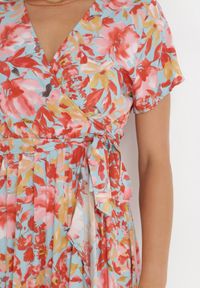 Born2be - Czerwono-Niebieska Sukienka Varila. Kolor: czerwony. Materiał: wiskoza, materiał. Wzór: jednolity, kolorowy, kwiaty. Sezon: lato. Typ sukienki: kopertowe, asymetryczne. Długość: midi #3