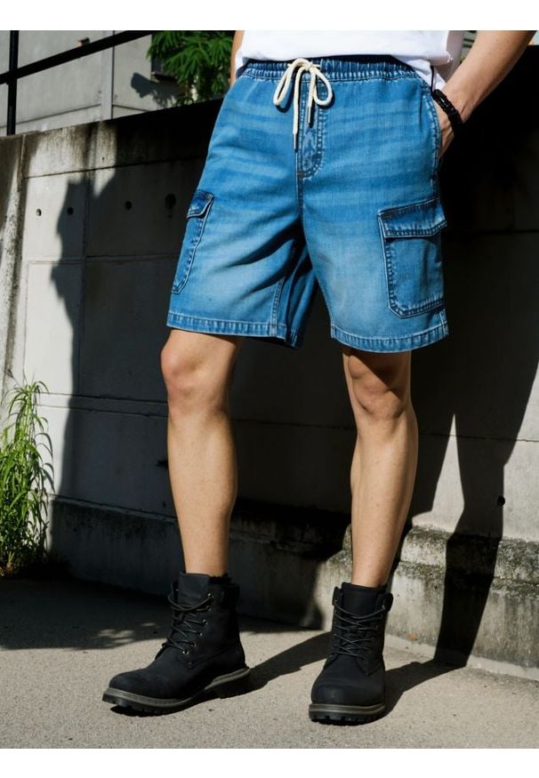 Sinsay - Szorty jeansowe z kieszeniami cargo - niebieski. Kolor: niebieski. Materiał: jeans
