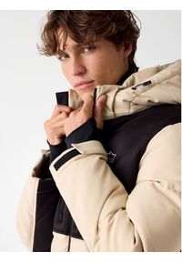 Guess Kurtka przejściowa 179584 Beżowy Classic Fit. Kolor: beżowy
