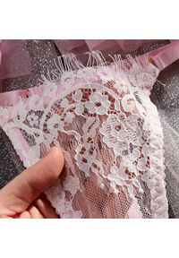 Intica - Koronkowy komplet z falbanką na romantyczne wieczory Trijnie. Kolor: wielokolorowy. Materiał: koronka. Wzór: koronka #5