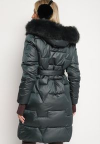 Born2be - Ciemnozielona Pikowana Kurtka o Długim Kroju Ozdobiona Paskiem i Odpinanym Futerkiem Milirra. Okazja: na spacer. Kolor: zielony. Materiał: futro. Długość: długie. Wzór: aplikacja. Styl: elegancki, wizytowy #7