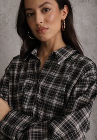 Renee - Czarna Koszula z Bawełny Typu Crop w Kratę Ozdobiona Marszczeniem Risettes. Okazja: na co dzień. Kolor: czarny. Materiał: bawełna. Wzór: aplikacja. Styl: casual #4