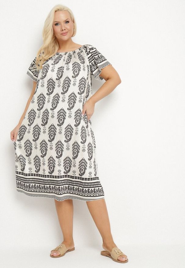 Born2be - Czarna Wiskozowa Sukienka ze Wzorem Boho Ellivra. Okazja: na co dzień. Kolor: czarny. Materiał: wiskoza. Wzór: aplikacja. Styl: boho