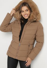 Born2be - Brązowa Taliowana Kurtka z Pikowanymi Przeszyciami i Kapturem z Futerkiem Olennea. Okazja: na co dzień, na spotkanie biznesowe, do pracy. Kolor: brązowy. Materiał: futro. Styl: biznesowy, casual, klasyczny #1