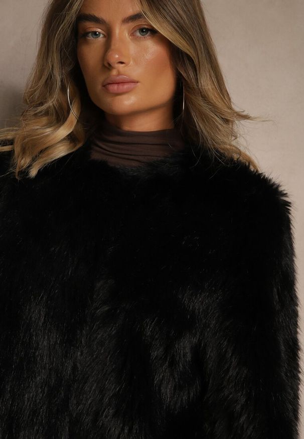 Renee - Czarna Kurtka Futerko o Prostym Fasonie z Okrągłym Dekoltem Iddane. Okazja: na imprezę, na co dzień. Kolor: czarny. Materiał: futro. Styl: wizytowy, casual, elegancki