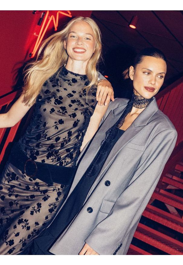 Reserved - Siateczkowy top z haftem - czarny. Kolor: czarny. Wzór: haft