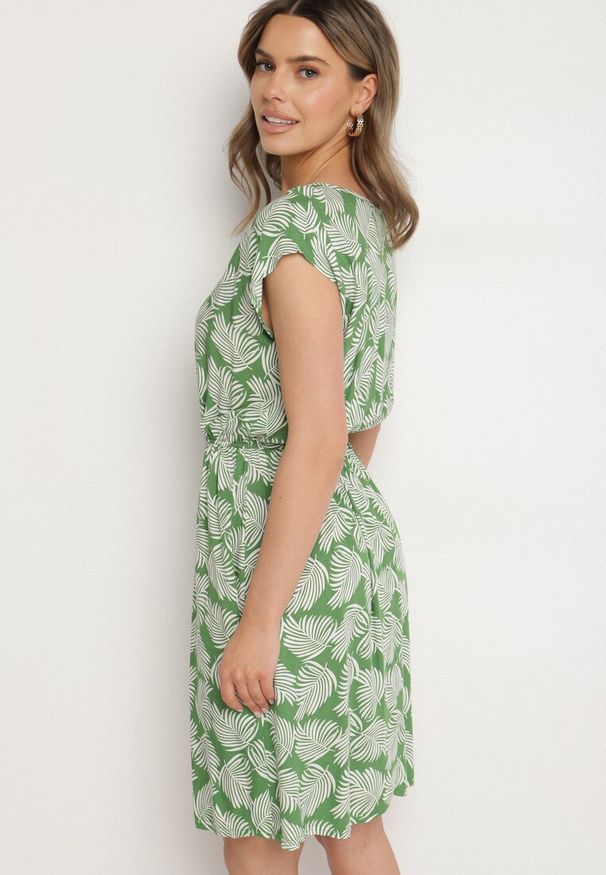 Born2be - Zielona Sukienka o Rozkloszowanym Kroju z Gumką w Pasie i Krótkim Rękawem Serive. Okazja: na co dzień, na spotkanie biznesowe. Kolor: zielony. Długość rękawa: krótki rękaw. Typ sukienki: rozkloszowane. Styl: biznesowy, klasyczny, casual, elegancki