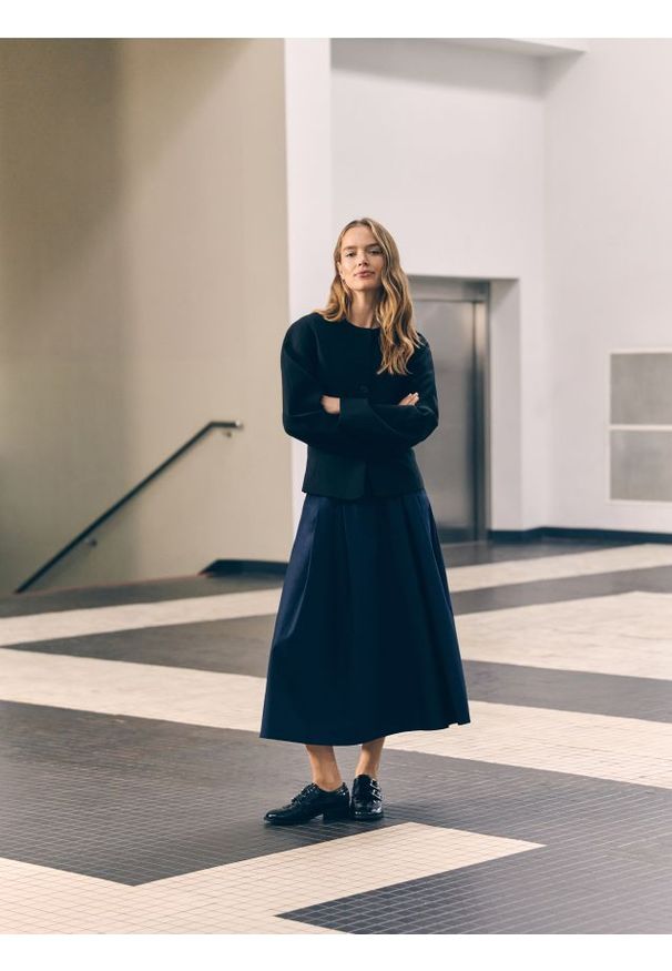 Reserved - Spódnica midi z paskiem - granatowy. Kolor: niebieski. Materiał: tkanina, bawełna