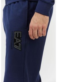 EA7 Emporio Armani - EA7 Granatowe spodnie męskie z wymiennym logo, Rozmiar S. Kolor: niebieski. Materiał: dresówka, bawełna. Wzór: aplikacja #6