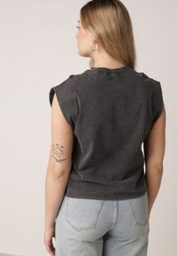 Born2be - Czarny Bawełniany Top z Efektem Sprania Belatia. Okazja: na co dzień. Kolor: czarny. Materiał: bawełna. Styl: casual #6