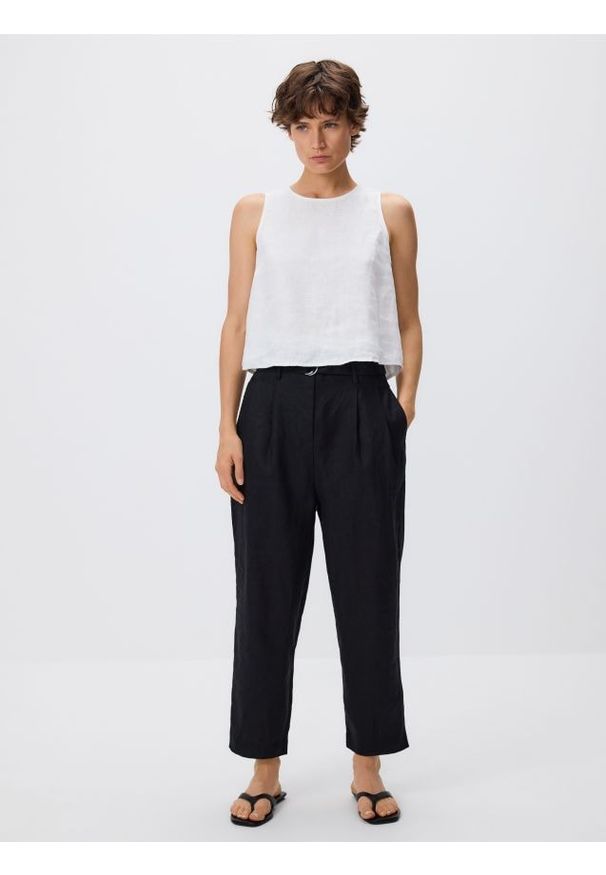 Reserved - Lniane spodnie z paskiem - czarny. Kolor: czarny. Materiał: len