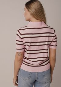 Born2be - Różowy T-shirt Typu Polo z Wiskozą Ozdobiony Guzikami i Paskami Esefia. Okazja: na co dzień. Typ kołnierza: polo. Kolor: różowy. Materiał: wiskoza. Wzór: aplikacja. Styl: casual #7