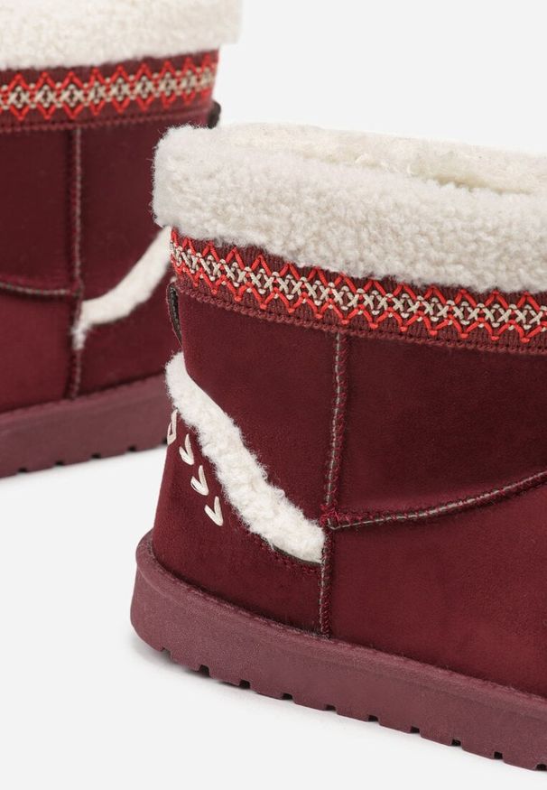 Renee - Bordowe Śniegowce o Wsuwanym Fasonie z Haftem i Futrem przy Cholewce Mevinadia. Okazja: na co dzień. Kolor: czerwony. Materiał: futro. Szerokość cholewki: normalna. Wzór: haft. Styl: casual