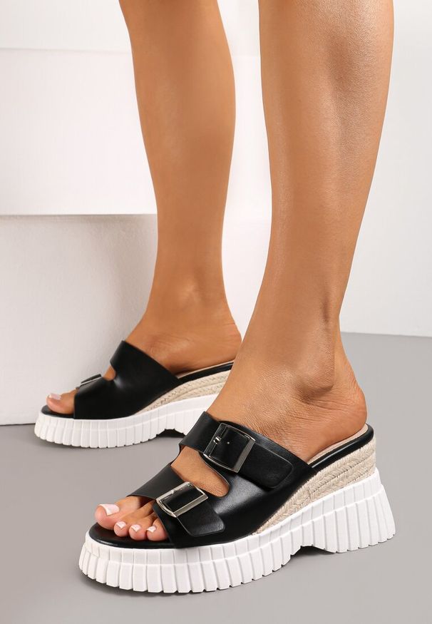 Renee - Czarne Wsuwane Klapki z Klamrami Vitelassa. Kolor: czarny