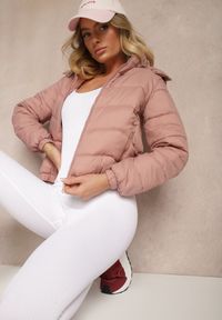 Renee - Ciemnoróżowa Kurtka z Odpinanym Kapturem Ozdobiona Pikowaniem Jolvesa. Okazja: na co dzień, na spacer. Kolor: różowy. Materiał: jeans. Wzór: aplikacja. Styl: elegancki, casual