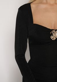 Born2be - Czarna Sukienka Koktajlowa z Biżuteryjną Aplikacją i Długim Rękawem Idivianne. Kolor: czarny. Długość rękawa: długi rękaw. Wzór: aplikacja. Typ sukienki: dopasowane. Styl: wizytowy #6