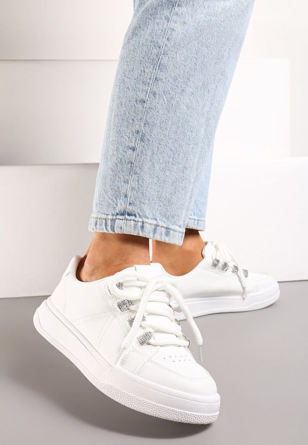 Born2be - Białe Sneakersy z Ekoskóry na Płaskiej Podeszwie z Cyrkoniami Przy Sznurówkach Etruri. Okazja: na spotkanie biznesowe. Nosek buta: okrągły. Kolor: biały. Materiał: jeans. Obcas: na płaskiej podeszwie