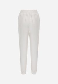 Born2be - Białe Spodnie Dresowe Joggery z Wysokim Stanem i Ściągaczami przy Kostkach Janlea. Okazja: do domu, na co dzień, na spacer. Stan: podwyższony. Kolor: biały. Materiał: dresówka. Długość: krótkie. Styl: sportowy, klasyczny, casual #8