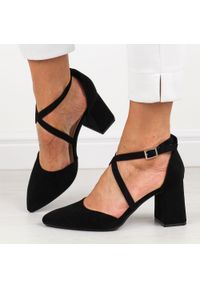 Czarne zamszowe sandały damskie na słupku z zakrytymi palcami i pietą Sergio Leone Sk840. Okazja: na wesele, na ślub cywilny. Zapięcie: sprzączka. Kolor: czarny. Materiał: zamsz. Sezon: wiosna, lato. Obcas: na słupku. Styl: elegancki, klasyczny #1