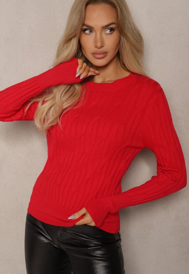 Renee - Czerwony Sweter z Wiskozą i Ozdobnym Splotem Saviana. Okazja: na co dzień. Kolor: czerwony. Materiał: wiskoza. Wzór: ze splotem. Styl: elegancki, casual