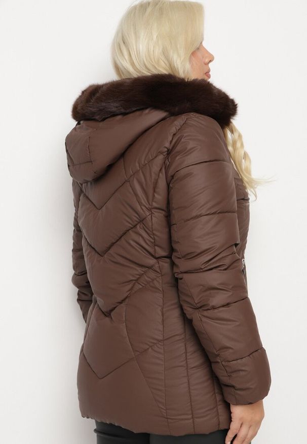 Born2be - Brązowa Kurtka Pikowana z Odpinanym Kapturem i Futerkiem Ittella. Okazja: na spacer, na co dzień. Kolekcja: plus size. Kolor: brązowy. Materiał: futro. Wzór: aplikacja. Sezon: zima. Styl: casual