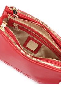 Kazar - Czerwona skórzana torebka z tłoczonym logotypem. Kolor: czerwony. Wzór: gładki, aplikacja. Materiał: skórzane #4