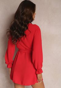 Renee - Czerwona Sukienka Parthameia. Kolor: czerwony. Materiał: tkanina. Wzór: jednolity. Typ sukienki: kopertowe. Styl: klasyczny. Długość: mini #3