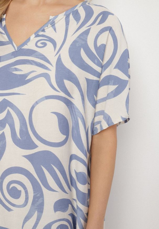 Born2be - Niebieska Pudełkowa Sukienka w Ornamentalny Wzór z Wiskozy Tosela. Okazja: na co dzień. Typ kołnierza: dekolt w serek. Kolor: niebieski. Materiał: wiskoza. Długość rękawa: krótki rękaw. Typ sukienki: sportowe, w kształcie A, proste. Styl: sportowy, klasyczny, casual, elegancki