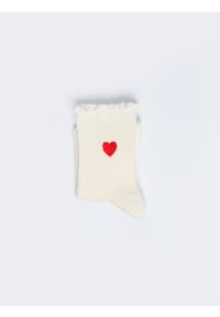 Big-Star - Skarpety damskie białe z czerwonym sercem wykoŅczone falbanką Harti 101. Kolor: biały. Materiał: materiał, dzianina, prążkowany. Wzór: aplikacja