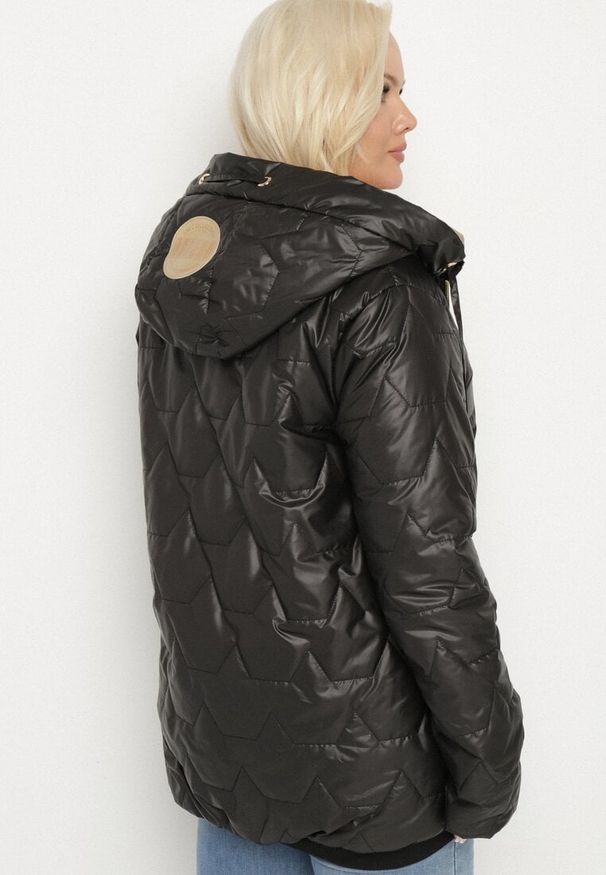 Born2be - Czarna Kurtka Pikowana o Pudełkowym Kroju z Kapturem Nusolea. Okazja: na co dzień. Typ kołnierza: kaptur. Kolekcja: plus size. Kolor: czarny. Materiał: jeans. Styl: elegancki, casual