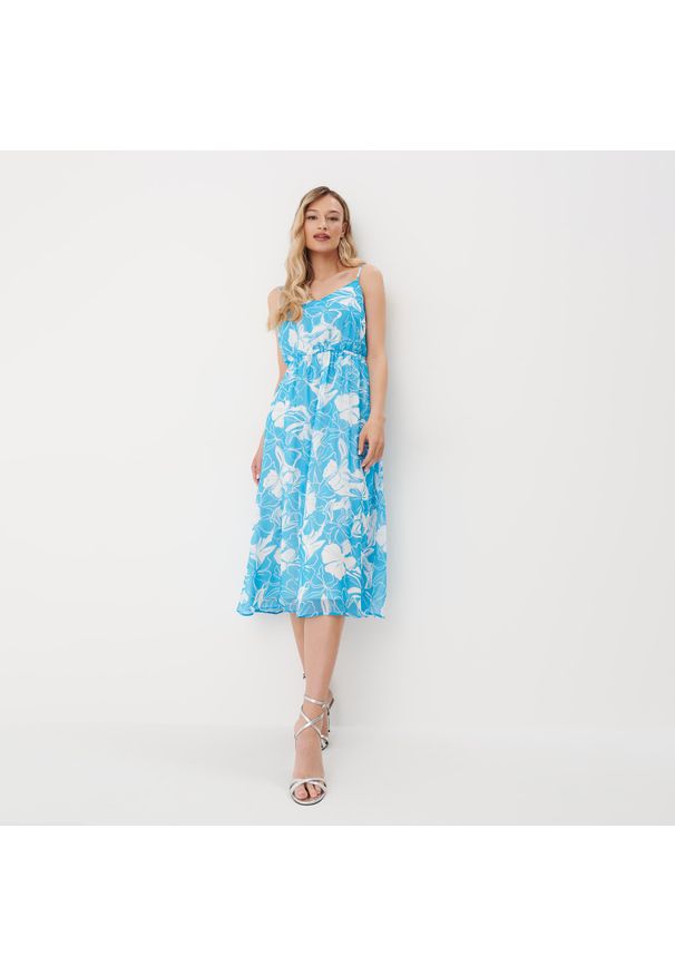 Mohito - Niebieska sukienka midi w kwiaty - Niebieski. Kolor: niebieski. Wzór: kwiaty. Długość: midi