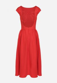 Born2be - Czerwona Sukienka o Rozkloszowanym Kroju z Wiązaniem i Dekoltem w Łódkę Aladriela. Okazja: na co dzień. Typ kołnierza: dekolt w łódkę. Kolor: czerwony. Długość rękawa: krótki rękaw. Sezon: wiosna, lato. Styl: klasyczny, casual #6