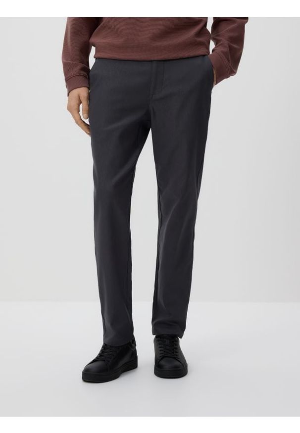 Reserved - Spodnie chino carrot - ciemnoszary. Kolor: szary. Materiał: wiskoza, tkanina