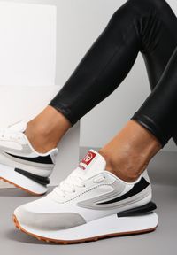 Renee - Biało-Czarne Sneakersy Basiala. Zapięcie: sznurówki. Kolor: biały. Materiał: jeans, dresówka. Wzór: aplikacja