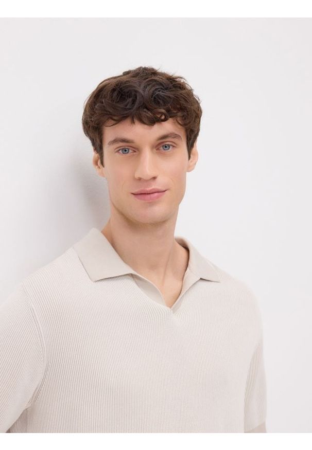 Reserved - Bawełniany sweter polo - beżowy. Kolor: beżowy. Materiał: bawełna