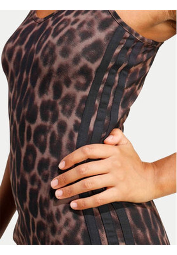 Adidas - adidas Sukienka codzienna Seasonal Essentials Leopard Print JZ0204 Brązowy Slim Fit. Okazja: na co dzień. Kolor: brązowy. Materiał: bawełna. Wzór: nadruk. Typ sukienki: proste. Styl: casual