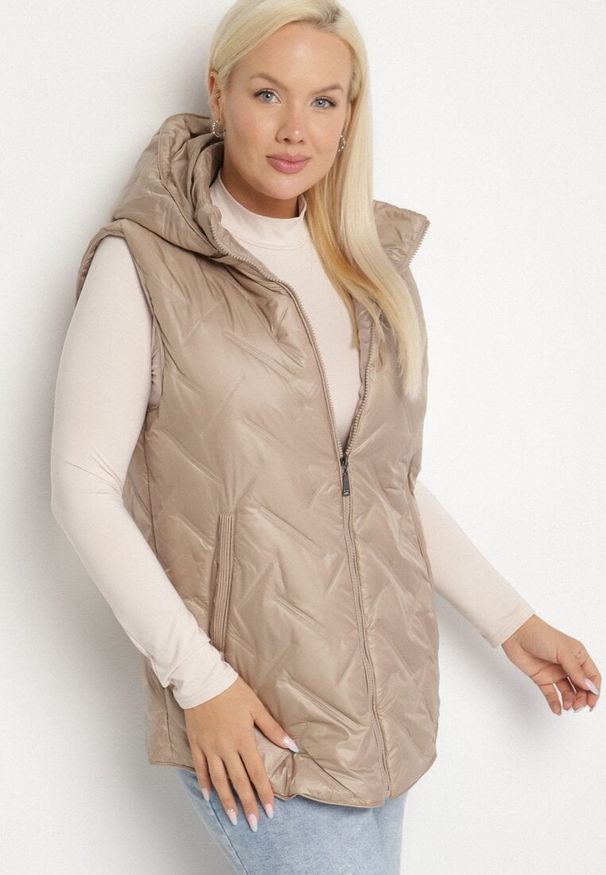 Born2be - Beżowa Pikowana Kamizelka z Odpinanym Kapturem Rilanisa. Okazja: na co dzień. Kolor: beżowy. Materiał: jeans. Styl: klasyczny, casual, elegancki