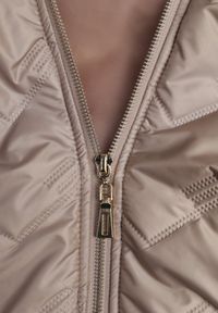 Born2be - Brązowa Przejściowa Kurtka Pikowana z Kapturem i Kieszeniami Sazia. Okazja: na co dzień. Typ kołnierza: kaptur. Kolor: brązowy. Materiał: poliester, jeans. Styl: casual, sportowy #6