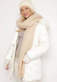 Born2be - Beżowy Szalik z Ozdobnymi Frędzlami Esariana. Okazja: na co dzień. Kolor: beżowy. Wzór: aplikacja. Styl: casual, klasyczny #1